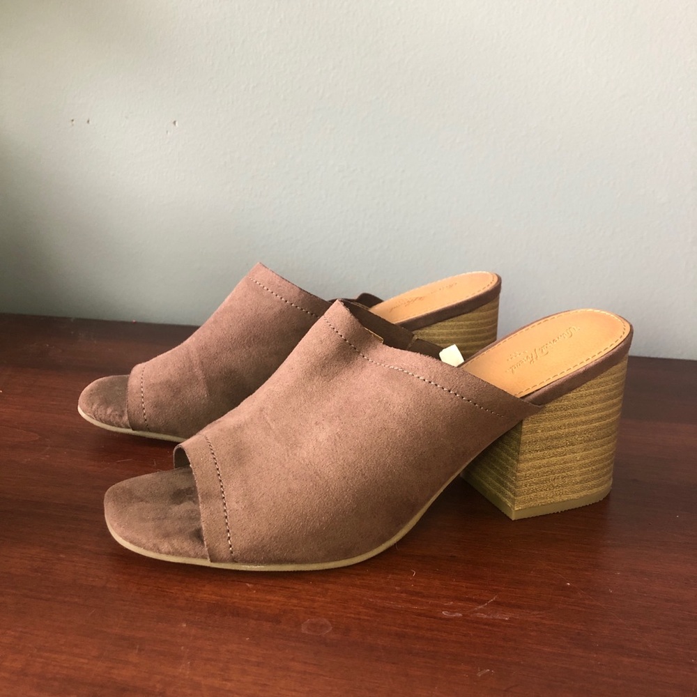 Universal Thread Open Toe Clogs